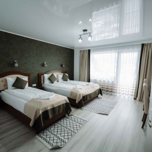 Camera cvadrupla la etaj cu vedere spre munte