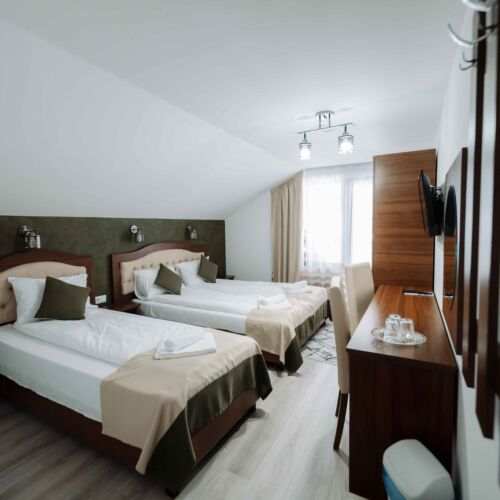 Camera tripla la mansardă cu balcon