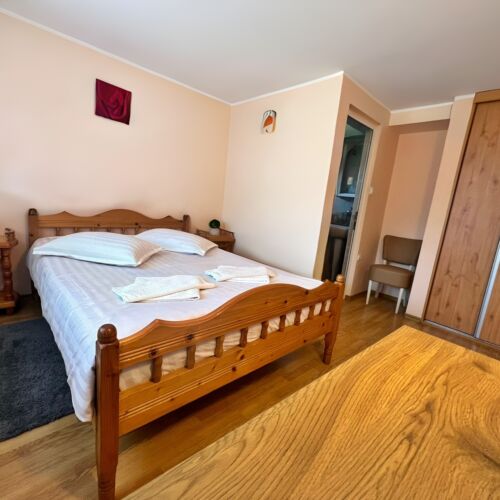 Doppelzimmer mit Badezimmer und Aussicht auf die Berge
