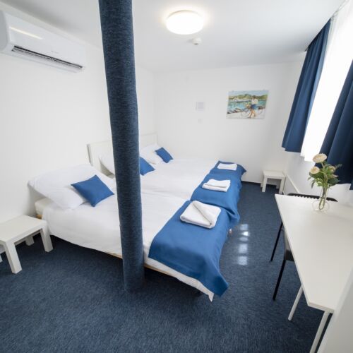 Dreibettzimmer mit Badezimmer und Klimaanlage