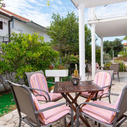 Apartament la parter cu aer condiționat cu 2 camere pentru 4 pers.