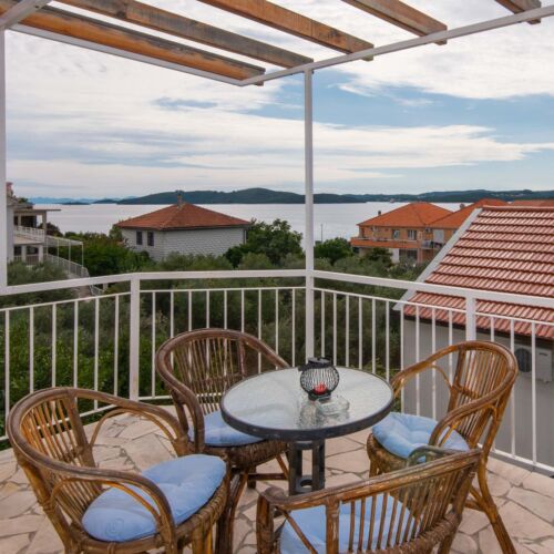 Apartament cu aer condiționat cu vedere spre mare cu 2 camere pentru 4 pers.