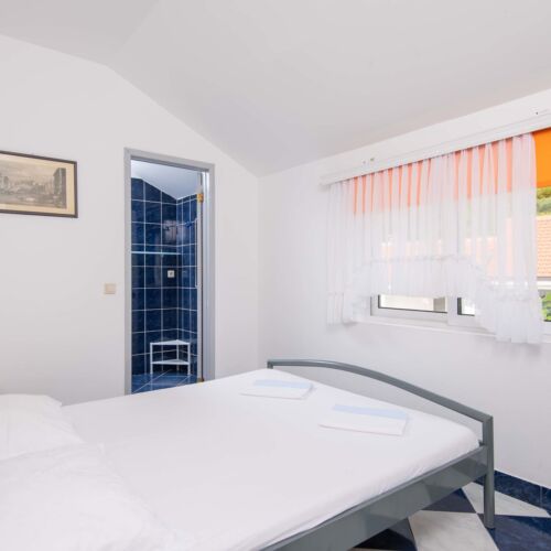 Apartament cu aer condiționat cu vedere spre mare cu 2 camere pentru 4 pers.