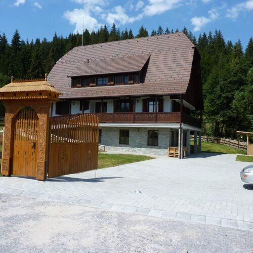 Întreaga unitate întreaga unitate cu vedere spre pădure pentru 17 pers. (se inchirieaza doar integral)