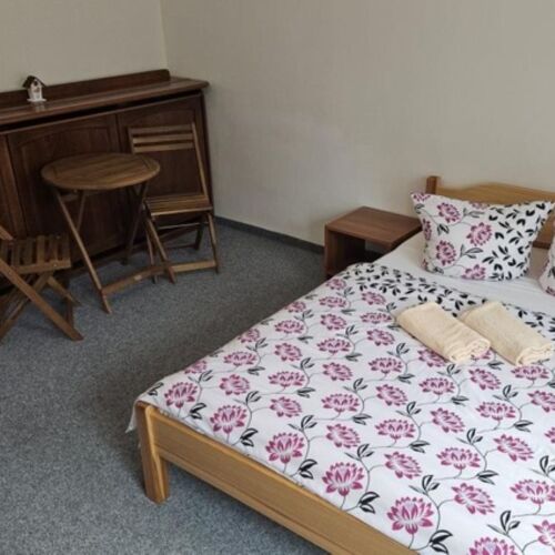 Pokoj s privátní koupelnou mimo pokoj  s manželskou postelí (s možností přistýlky)