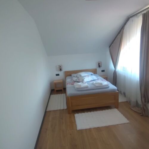 Apartament la etaj cu vedere spre munte cu 1 camera pentru 2 pers. (se poate solicita pat suplimentar)