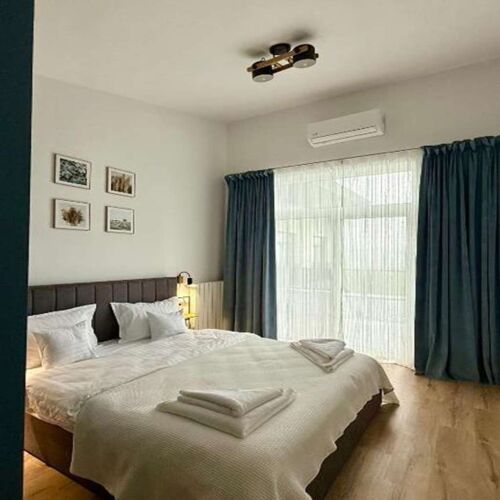 Camera dubla la etaj lângă piscină