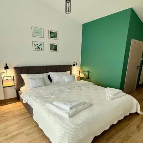 Camera dubla la etaj lângă piscină