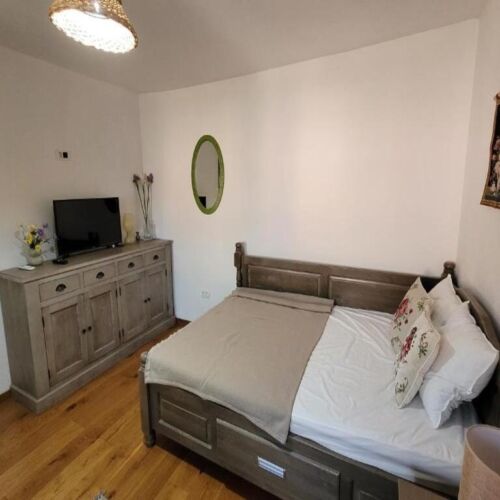 Apartament family cu baie pentru 5 pers. (se inchirieaza doar integral)