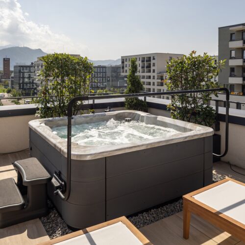 Apartament penthouse cu 3 camere, cu jacuzzi pentru 4 pers. (se inchirieaza doar integral)