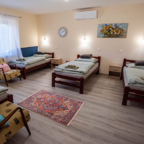 Whole House House for 10 Persons with Shared Kitchen