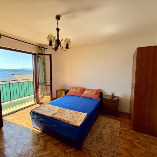 Na katu apartman za 5 osoba(e) sa 3 spavaće(om) sobe(om)