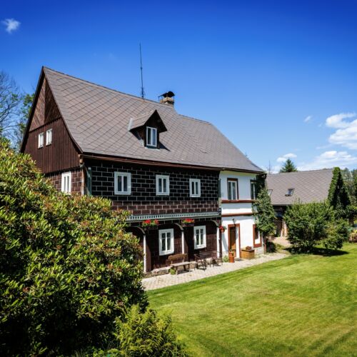 Cabană întreaga unitate cu vedere spre grădină pentru 13 pers. (se inchirieaza doar integral)