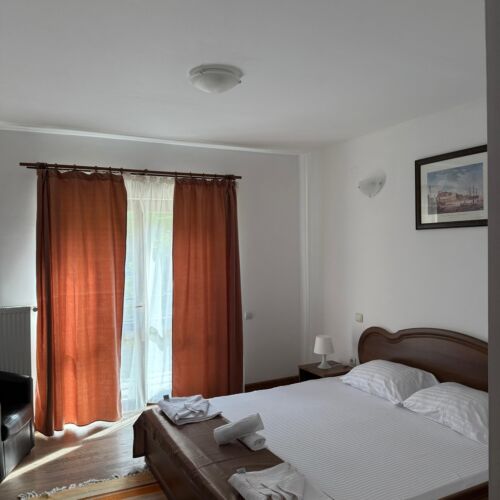 Pokoj s manželskou postelí s výhledem na hory s výhledem do dvora