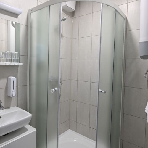 Camera twin cameră dublă standard cu vedere la stradă