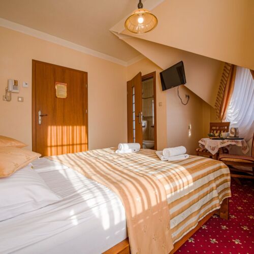 Pokoj s balkónem s privátní koupelnou mimo pokoj s manželskou postelí