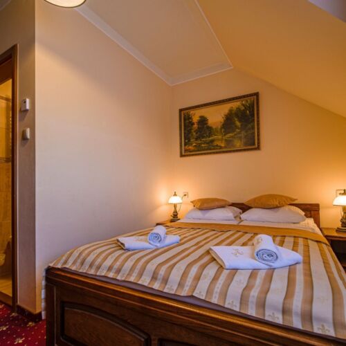 Pokoj s koupelnou s manželskou postelí v podkroví