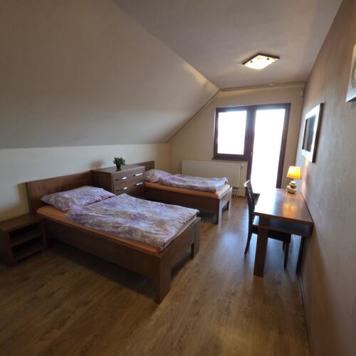 Camera twin la etaj cu vedere spre grădină