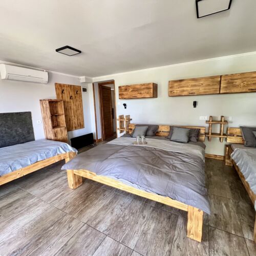 Camera cvadrupla la parter parțial cu vedere spre lac