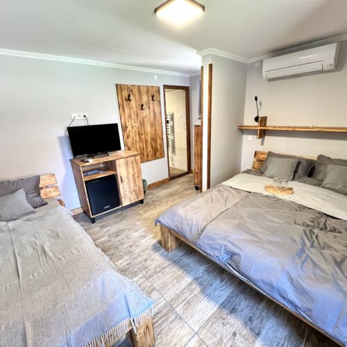 Camera tripla la parter parțial cu vedere spre lac