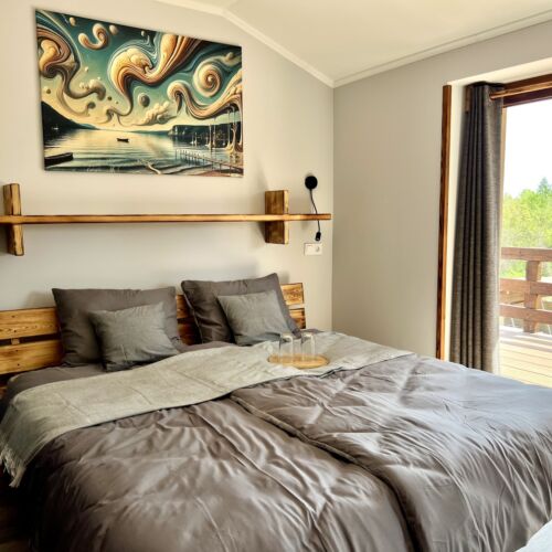 Camera cvadrupla la etaj parțial cu vedere spre lac