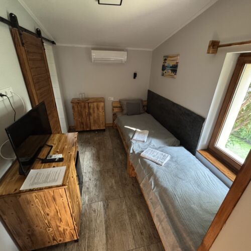 Camera twin la etaj parțial cu vedere spre lac