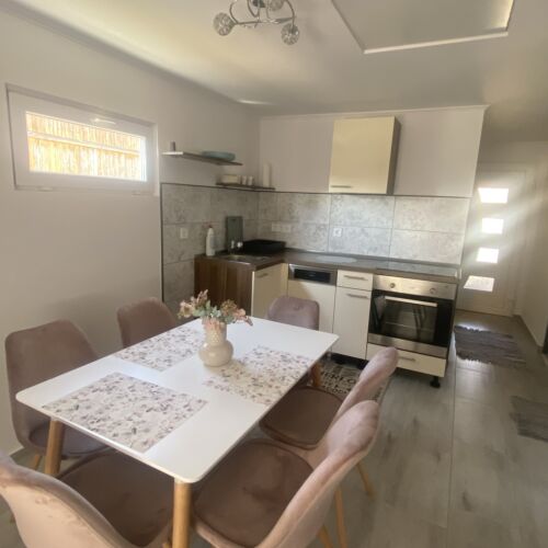 Whole House Summer House for 5 Persons with Garden