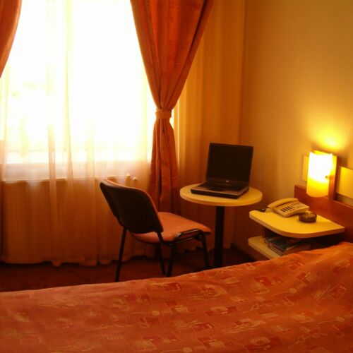 Camera single economy la mansardă