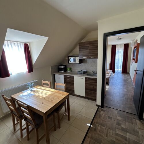 Apartament la etaj lângă piscină cu 2 camere pentru 4 pers.