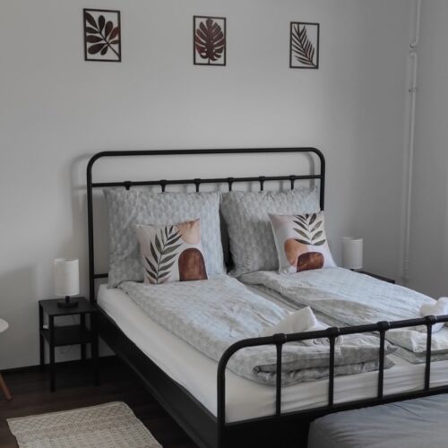 Întreaga unitate întreaga unitate cu vedere spre pădure pentru 13 pers. (se inchirieaza doar integral)