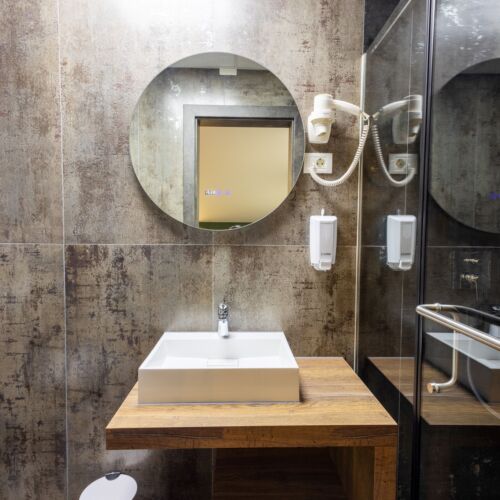 Camera cvadrupla deluxe la parter