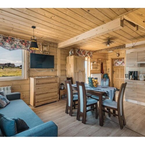 Hütte mit Aussicht auf den Wald und Aussicht auf die Berge