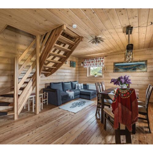 Hütte mit Aussicht auf den Wald und Aussicht auf die Berge