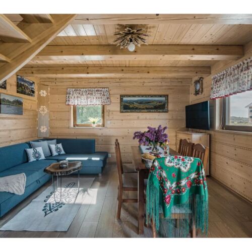 Hütte mit Aussicht auf den Wald und Aussicht auf die Berge