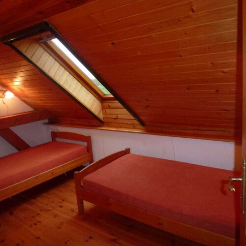 Casă de vară cu grădină cu bucătărie proprie pentru 13 pers. (se inchirieaza doar integral) (se poate solicita pat suplimentar)