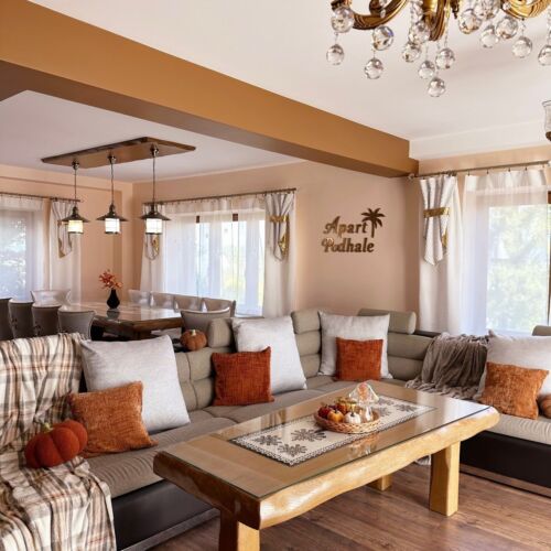 Apartament la etaj cu vedere spre pădure cu 3 camere pentru 10 pers. (se poate solicita pat suplimentar)