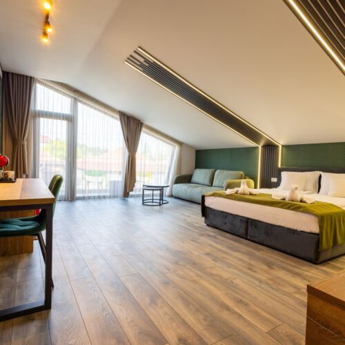 Camera cvadrupla deluxe la etaj