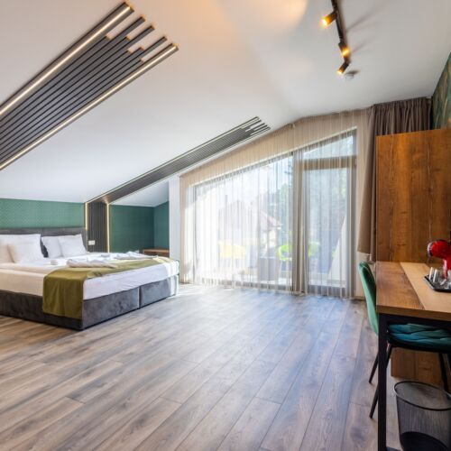 Camera cvadrupla deluxe la etaj