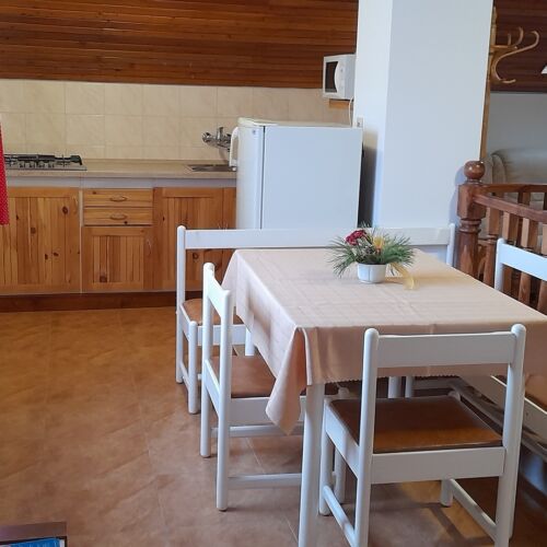 Camera tripla la etaj cu chicinetă comună