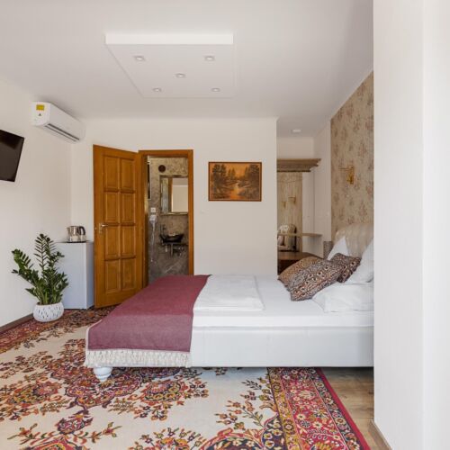 Camera dubla la etaj la parter