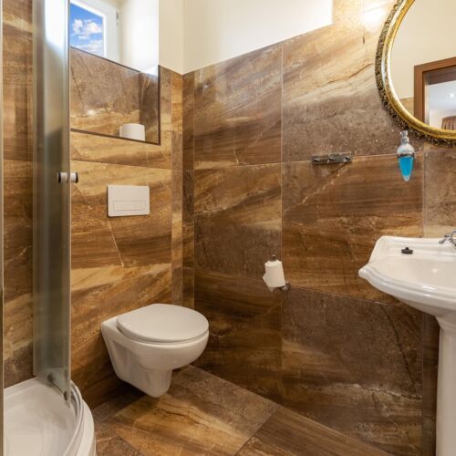 Camera cvadrupla la etaj la parter