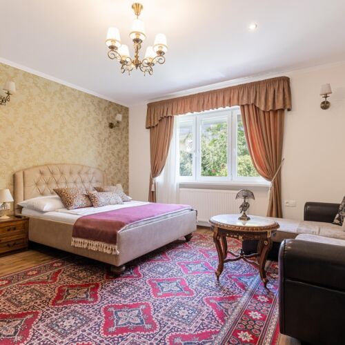 Camera cvadrupla la etaj la parter