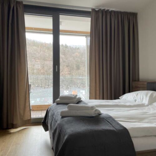 Apartament cu balcon cu chicinetă proprie cu 2 camere pentru 4 pers. (se poate solicita pat suplimentar)