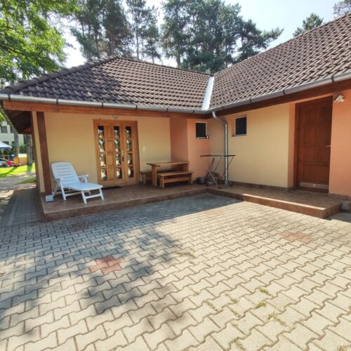 Apartament la parter cu aer condiționat cu 2 camere pentru 4 pers.