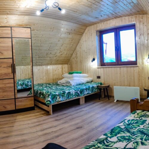 Domek całoroczny 9-osobowy Przyjazny podróżom rodzinnym z widokiem na las (możliwa dostawka)