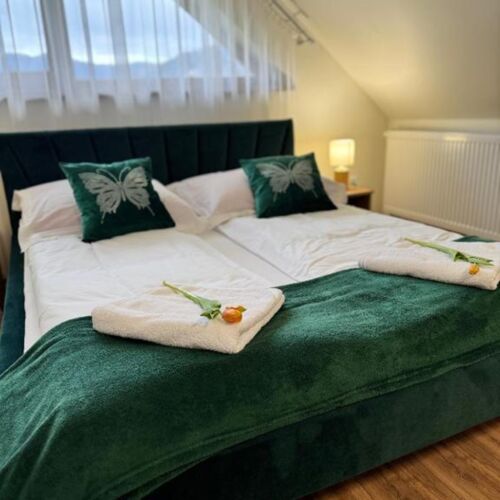 Camera tripla cu vedere spre munte