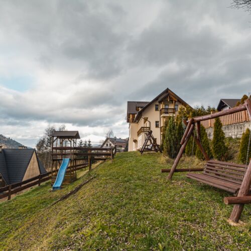 Casă de vacanță pentru 17 pers. (se inchirieaza doar integral)