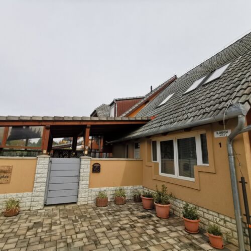 Apartament la parter cu aer condiționat pentru 11 pers. (se inchirieaza doar integral)