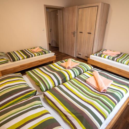 Pokoj s koupelnou pro 4 os. na poschodí (s možností přistýlky)