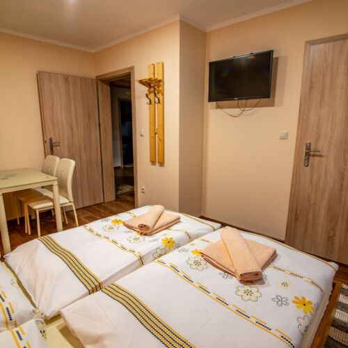 Pokoj s koupelnou s manželskou postelí na poschodí